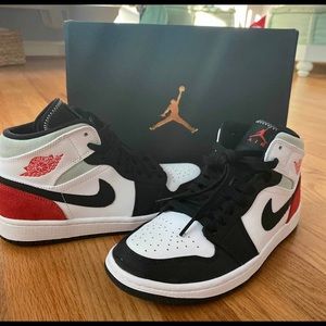 Air Jordan 1 Mid SE Red Black toe